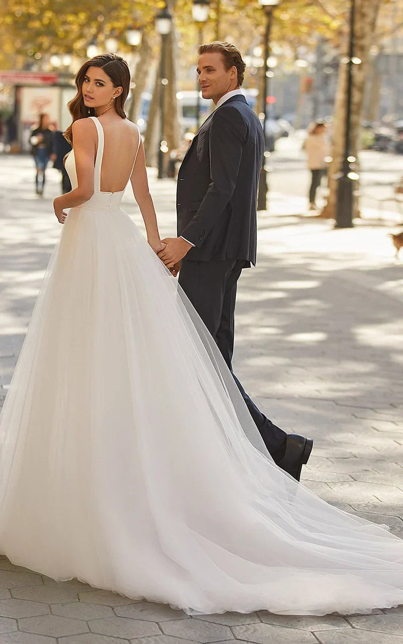 Vestido de novia minimalista informal de tul cuadrado con cola larga y corte en A